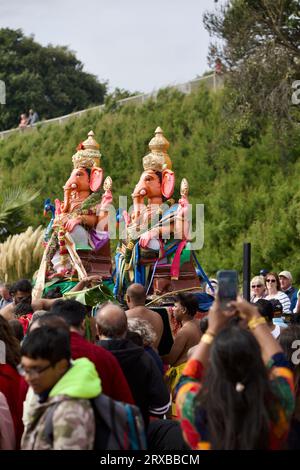 Questo è l'ultimo giorno della festa di Chathurthi, dove Lord Ganesh è immerso nel mare (a Clacton on Sea). Foto Stock