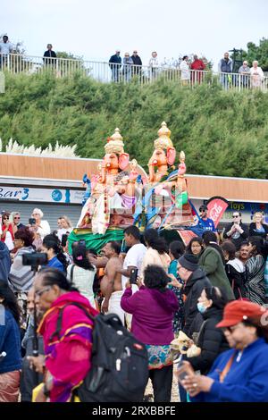 Questo è l'ultimo giorno della festa di Chathurthi, dove Lord Ganesh è immerso nel mare (a Clacton on Sea). Foto Stock