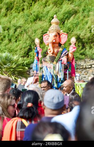 Questo è l'ultimo giorno della festa di Chathurthi, dove Lord Ganesh è immerso nel mare (a Clacton on Sea). Foto Stock