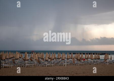 Una giornata di pioggia sulla spiaggia del mare Adriatico a San Benedetto del Tronto, Italia Foto Stock