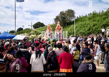 Questo è l'ultimo giorno della festa di Chathurthi, dove Lord Ganesh è immerso nel mare (a Clacton on Sea). Foto Stock