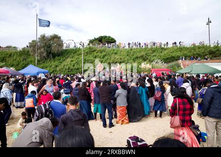 Questo è l'ultimo giorno della festa di Chathurthi, dove Lord Ganesh è immerso nel mare (a Clacton on Sea). Foto Stock