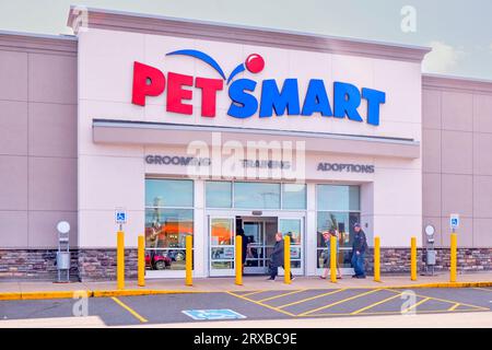 Ingresso principale di una Petsmart locale con i clienti che entrano nel negozio. È una società privata con sede negli Stati Uniti ed è il leader North Amer Foto Stock