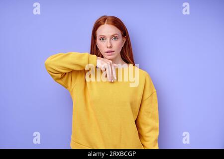 Giovane donna sorda muta che parla, chiacchiera con il linguaggio dei segni di un amico sordo su sfondo blu ritratto ravvicinato Foto Stock