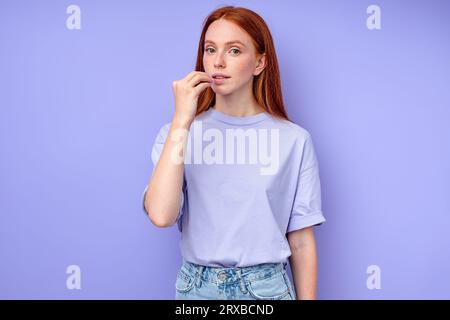 Giovane donna sordomuta che dice che le piace qualcosa. un ritratto ravvicinato, che mostra alla sua bocca, vuole mangiare Foto Stock