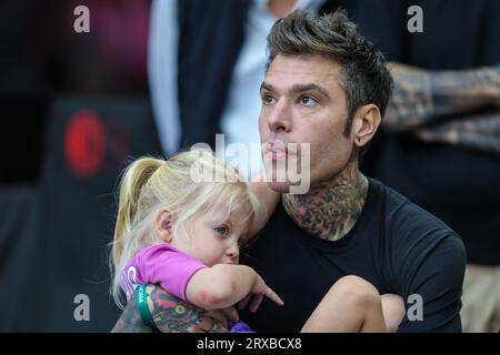 Milano, Italia. 23 settembre 2023. Federico Leonardo Lucia, conosciuto come Fedez, e sua figlia Vittoria Lucia partecipano alla partita di serie A 2023/24 tra AC Milan e Hellas Verona FC allo Stadio San Siro, Milano, Italia il 23 settembre 2023 credito: Agenzia fotografica indipendente/Alamy Live News Foto Stock