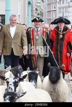 Londra, Regno Unito, 24 settembre 2023. Freeman e il top chef Richard Corrigan divennero pastori per un giorno e si appropriarono del suo antico diritto di guidare le pecore sul Southwark Bridge e sul fiume Tamigi, nel centro di Londra. È stato raggiunto dal Maestro Woolman Vincent Keaveny e Sir Andrew Parmley come Lord Mayor Locum Tenenshe & Sheriffs of the City of London per questo importante evento di raccolta fondi. Credito: Monica Wells/Alamy Live News Foto Stock