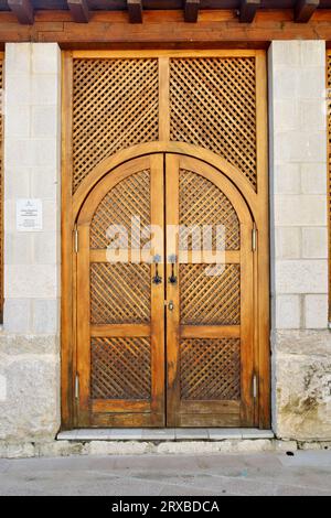 Porta di legno nella città vecchia di Trebinje, Bosnia ed Erzegovina Foto Stock