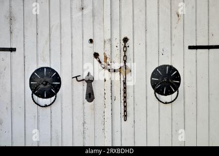 Dettaglio vecchia porta in legno dipinta di bianco nel centro storico di Trebinje, Bosnia ed Erzegovina Foto Stock