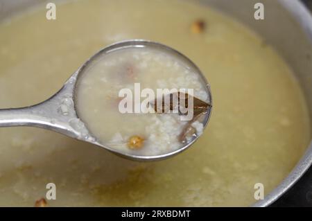 Zuppa di riso piccione o Shorbet hamam, zuppa egiziana preparata bollendo i piccioni fino a cottura avvenuta, con riso, cardamomo, alloro, lime, e spezie, anche con Foto Stock