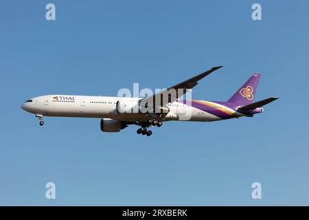 Francoforte, Germania. 3 giugno 2023. Un Boeing 777-300ER Thai Airways atterra all'aeroporto internazionale Rhein-Main di Francoforte. Thai Airways International è la compagnia di bandiera della Thailandia. Fondata nel 1961, la compagnia ha la sua sede centrale a Bangkok e opera principalmente dall'aeroporto di Suvarnabhumi. THAI è un membro fondatore della Star Alliance. (Immagine di credito: © Fabrizio Gandolfo/SOPA Images via ZUMA Press Wire) SOLO EDITORIALE! Non per USO commerciale! Foto Stock