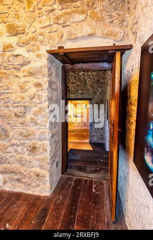 All'interno del complesso monastico di Andromonastiro nel Peloponneso, Grecia. Un complesso monastico con fortificazioni e torri difensive. E' stato abbandonato f Foto Stock