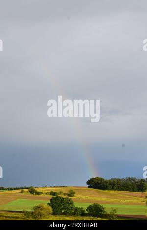 arcobaleno sulle colline rurali Foto Stock