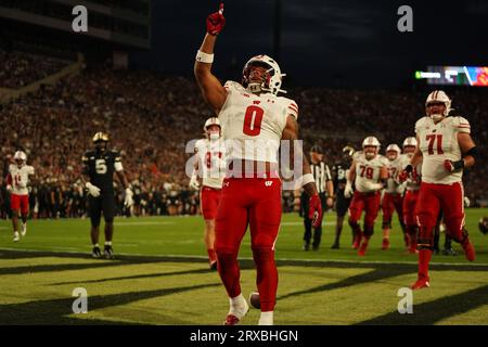 West Lafayette, NEGLI Stati Uniti; il running back dei Wisconsin Badgers Braelon Allen (0) festeggia dopo aver corso nella end zone per un touchdown durante un calcio NCAA Foto Stock