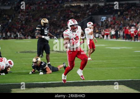 West Lafayette, NEGLI Stati Uniti; il running back dei Wisconsin Badgers Braelon Allen (0) corre la palla nella end zone per un touchdown durante una partita di football della NCAA ag Foto Stock