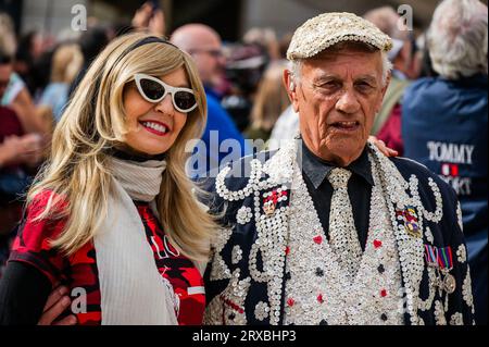 Londra, Regno Unito. 24 settembre 2023. Pearly Society Harvest Festival nel cortile di Guildhall nella città di Londra. Molti sindaci e sceriffi partecipano. I Pearly Kings and Queens poi sfilarono verso la chiesa di St Mary le Bow Cheapside. Crediti: Guy Bell/Alamy Live News Foto Stock