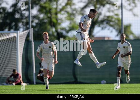 Orbassano, Italia. 24 settembre 2023. Dimitrios Keramitsis della AS Roma U19 festeggia dopo aver segnato un gol da un colpo di testa durante la partita di calcio Primavera 1 tra Torino FC U19 e AS Roma U19. Crediti: Nicolò campo/Alamy Live News Foto Stock