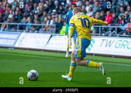 Swansea.com Stadium, Swansea, Regno Unito. 23 settembre 2023. EFL Championship Football, Swansea City contro Sheffield Wednesday; Sheffield Wednesday centrocampista Barry Bannan (C) in azione. Credito: Action Plus Sports/Alamy Live News Foto Stock