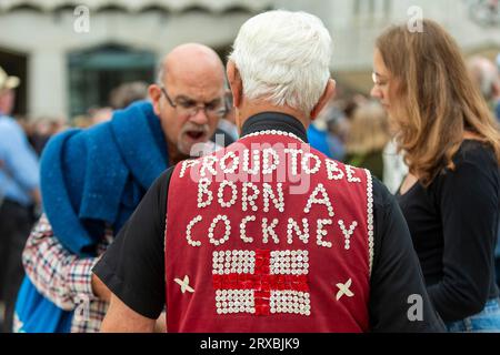 Londra, Regno Unito. 24 settembre 2023. Un partecipante al loro costume tradizionale partecipa al London Pearly Kings and Queens Costermongers Harvest Festival, che celebra il suo 25° anniversario. A partire dagli eventi al Guildhall Yard, segue una processione verso la storica chiesa di St Mary le Bow, dove si svolge un tradizionale servizio di festa del raccolto. Crediti: Stephen Chung / Alamy Live News Foto Stock