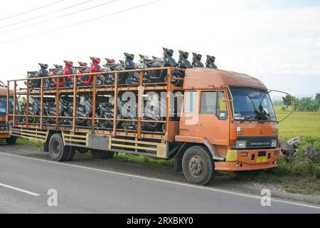 Autocarro per il trasporto automatico di motociclette con diversi piani in grado di ospitare grandi quantità da inviare allo showroom. Foto Stock