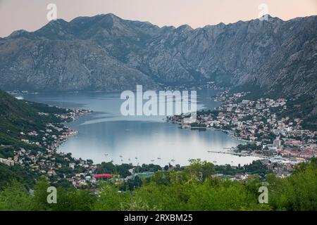 Splendida Baia di Cattaro in Montenegro. Vista sulla Baia di Cattaro durante la prima mattina d'estate. Foto Stock