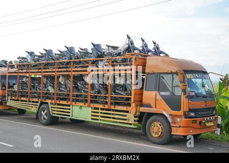 Autocarro per il trasporto automatico di motociclette con diversi piani in grado di ospitare grandi quantità da inviare allo showroom. Foto Stock