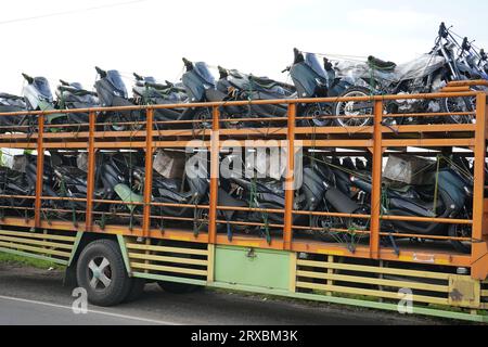 Autocarro per il trasporto automatico di motociclette con diversi piani in grado di ospitare grandi quantità da inviare allo showroom. Foto Stock