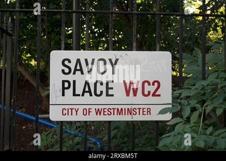 cartello con il nome della strada per savoy place, londra, inghilterra Foto Stock