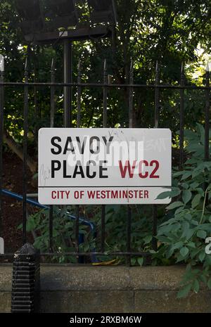 cartello con il nome della strada per savoy place, londra, inghilterra Foto Stock