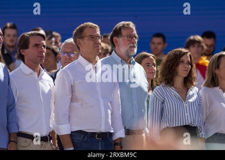 Madrid, Madrid, Spagna. 24 settembre 2023. JosÃ MARÃA AZNAR, ex presidente della Spagna, ALBERTO FEIJOO, leader del Partito Popolare, MARIANO RAJOY, ex presidente della Spagna e ISABEL DÃAZ AYUSO, presidente della Comunità di Madrid, ascolta l'inno spagnolo davanti a migliaia di sostenitori del Partito Popolare con bandiere di Spagna e manifesti durante una manifestazione in una piazza a Madrid, in Spagna, per respingere una possibile amnistia per i leader separatisti catalani. Crediti: ZUMA Press, Inc./Alamy Live News Foto Stock