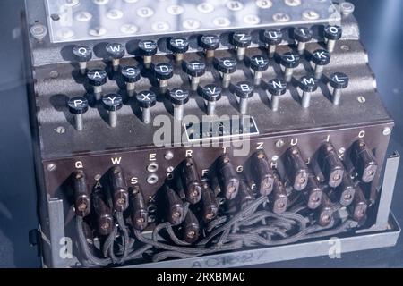 Enigma Machine. Leggendario dispositivo di crittografia utilizzato per decodificare i messaggi nemici durante la seconda guerra mondiale, Bletchley Park, Milton Keynes, Gran Bretagna. Polonia, Varsavia - 28 luglio 2023. Foto Stock