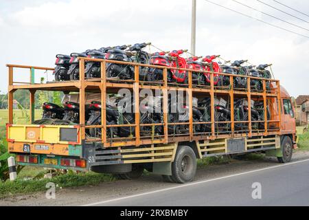 Autocarro per il trasporto automatico di motociclette con diversi piani in grado di ospitare grandi quantità da inviare allo showroom. Foto Stock