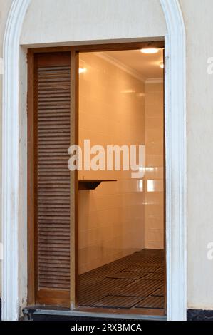 Area di abluzione accanto alla moschea, Wudu o abluzione la procedura islamica per la pulizia di parti del corpo, un tipo di purificazione rituale, o abluzione, W Foto Stock