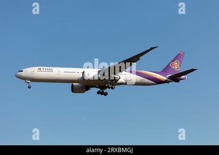 Francoforte, Germania. 3 giugno 2023. Un Boeing 777-300ER Thai Airways atterra all'aeroporto internazionale Rhein-Main di Francoforte. Thai Airways International è la compagnia di bandiera della Thailandia. Fondata nel 1961, la compagnia ha la sua sede centrale a Bangkok e opera principalmente dall'aeroporto di Suvarnabhumi. THAI è un membro fondatore della Star Alliance. (Foto di Fabrizio Gandolfo/SOPA Images/Sipa USA) credito: SIPA USA/Alamy Live News Foto Stock