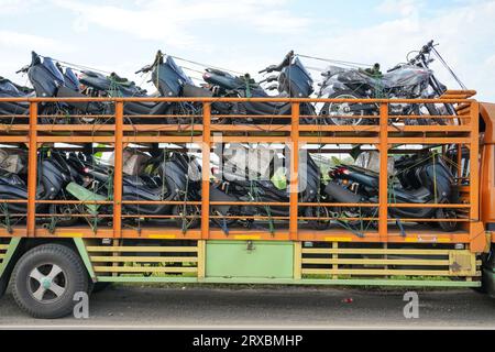 Autocarro per il trasporto automatico di motociclette con diversi piani in grado di ospitare grandi quantità da inviare allo showroom. Foto Stock