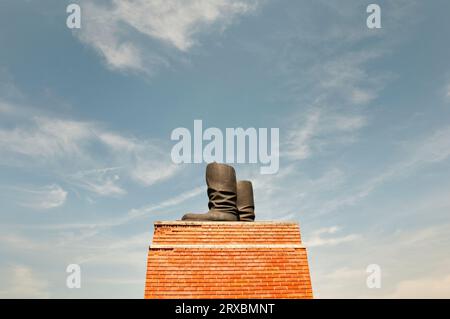 Dettaglio del monumento presente al Memento Park Museum dei monumenti sovietici a Budapest (Ungheria) che mostra ciò che rimane della statua di lenin Foto Stock