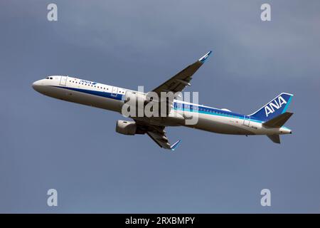 Osaka, Giappone. 6 luglio 2023. Un Airbus 321 All Nippon Airways (ANA) decolla da Osaka Kansai. La All Nippon Airways è una compagnia aerea giapponese. Con sede a Minato, Tokyo, ANA opera servizi sia verso destinazioni nazionali che internazionali e conta più di 20.000 dipendenti (foto di Fabrizio Gandolfo/SOPA Images/Sipa USA) credito: SIPA USA/Alamy Live News Foto Stock