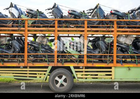 Autocarro per il trasporto automatico di motociclette con diversi piani in grado di ospitare grandi quantità da inviare allo showroom. Foto Stock