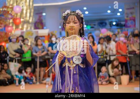 Kuala Lumpur, Malesia. 24 settembre 2023. Una ragazza che indossa Hanfu, un antico abbigliamento tradizionalmente usato dai cinesi Han a maggioranza etnica, partecipa a un evento per celebrare il prossimo Mid-Autumn Festival a Kuala Lumpur, Malesia, 24 settembre 2023. Crediti: Chong Voon Chung/Xinhua/Alamy Live News Foto Stock