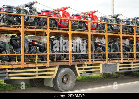 Autocarro per il trasporto automatico di motociclette con diversi piani in grado di ospitare grandi quantità da inviare allo showroom. Foto Stock