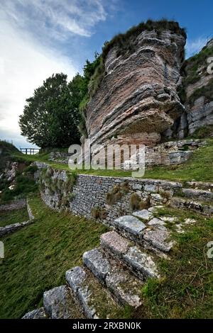 Corno della paura: Vestigia di scalinate e caserme dell'esercito italiano della grande Guerra. Avio, Trentino, Italia. Foto Stock