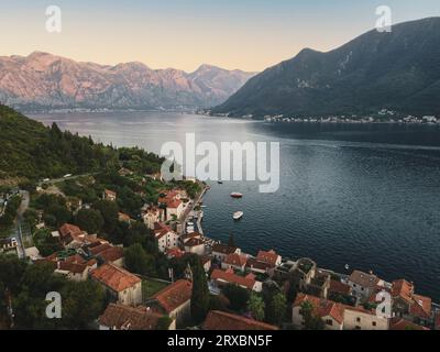 Villaggio mediterraneo sul mare Adriatico al tramonto, Perast, Montenegro, vista aerea Foto Stock