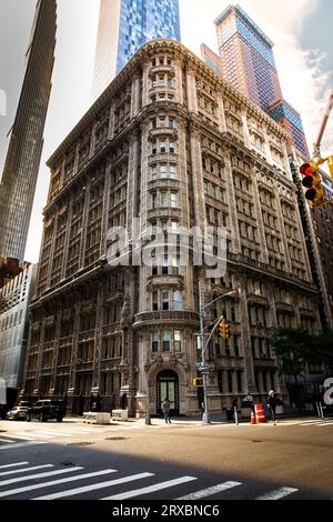 ALWYN COURT, NEW YORK, USA, 15 SETTEMBRE 2023. Un paesaggio verticale del vecchio edificio di appartamenti Alwyn Court costruito in stile rinascimentale francese Foto Stock