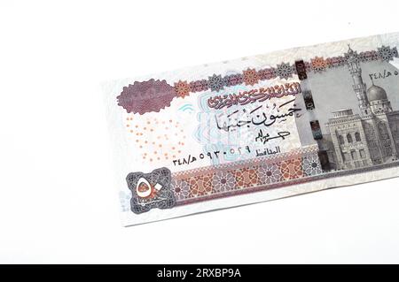 Lati opposti della serie di banconote LE Fifty Egyptian Pounds 50 2022 presenta la Moschea Abu Hurayba (Moschea Qijmas al-Ishaqi), fuoco selettivo della m egiziana Foto Stock