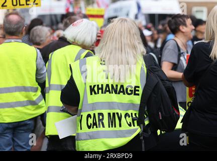 Non rispetterò la marcia su Whitehall, compresi diversi movimenti, tra cui l'espansione anti-ULEZ, anti-Net Zero, anti-Covid Vaccines e anti-Establishment generale, nel centro di Londra, nel Regno Unito Foto Stock