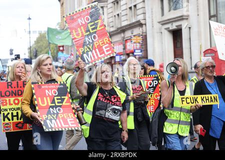 Non rispetterò la marcia su Whitehall, compresi diversi movimenti, tra cui l'espansione anti-ULEZ, anti-Net Zero, anti-Covid Vaccines e anti-Establishment generale, nel centro di Londra, nel Regno Unito Foto Stock