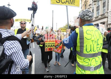 Non rispetterò la marcia su Whitehall, compresi diversi movimenti, tra cui l'espansione anti-ULEZ, anti-Net Zero, anti-Covid Vaccines e anti-Establishment generale, nel centro di Londra, nel Regno Unito Foto Stock