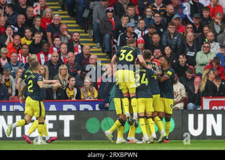 Dan Burn #33 del Newcastle United celebra il suo obiettivo di raggiungere il 0-2 con i compagni di squadra durante la partita di Premier League Sheffield United vs Newcastle United a Bramall Lane, Sheffield, Regno Unito, 24 settembre 2023 (foto di Gareth Evans/News Images) Foto Stock