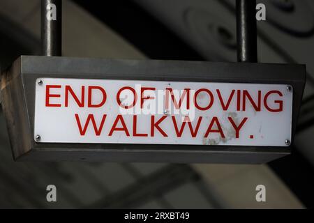 Fine del cartello Moving Walkway e fine di un viaggiatore alla stazione della metropolitana di Waterloo, Londra Foto Stock