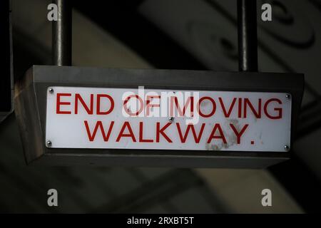 Fine del cartello Moving Walkway e fine di un viaggiatore alla stazione della metropolitana di Waterloo, Londra Foto Stock